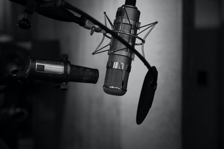 What are the advantages of webinars in SEO