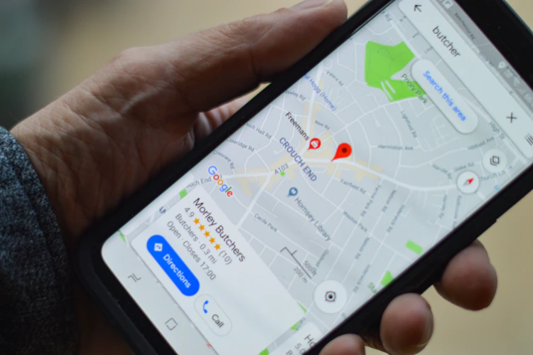 mobile phone showing a map with a 5-star rating from online reviews