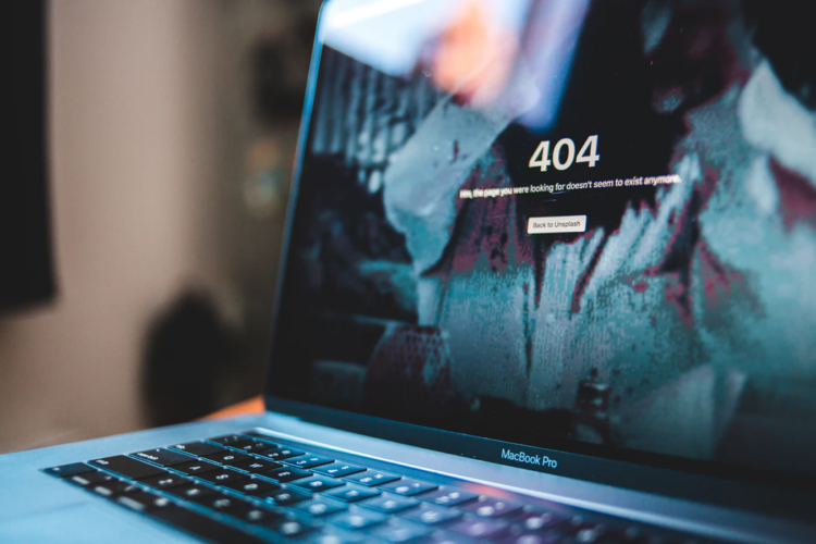 laptop screen showing error page - detected by doing SEO audit