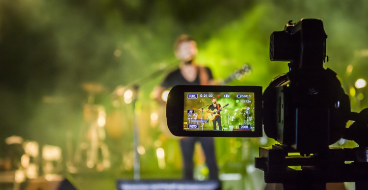 learn how to keep customers on your website by including engaging videos on your content